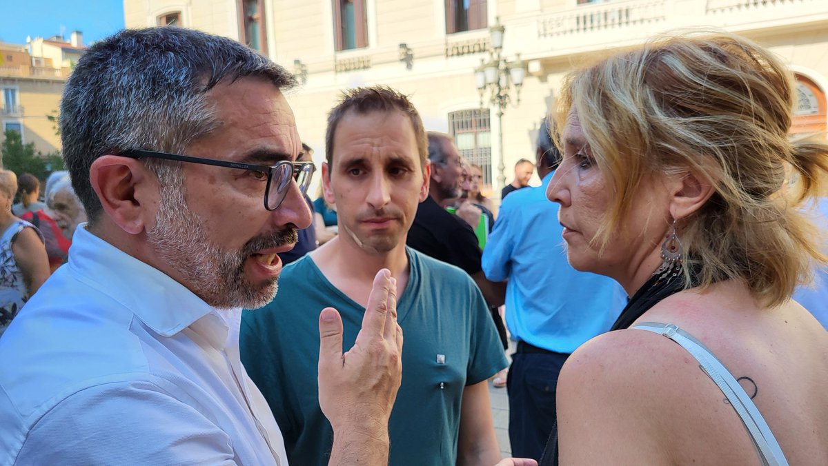 ercsabadell's tweet photo. ⚫ Edils, militants i amics d'@Esquerra_ERC #Sabadell ens hem afegit a la concentració de rebuig a l'assassinat d'una veïna de #CaNOriac organitzada per la Taula de Gènere, Feminismes i LGTBI de #Sabadell, on s'ha llegit un manifest.
🟪 #EnsVolemVives #NiUnaMés #NiUnaMenys https://t.co/Nbzf8PuxCp