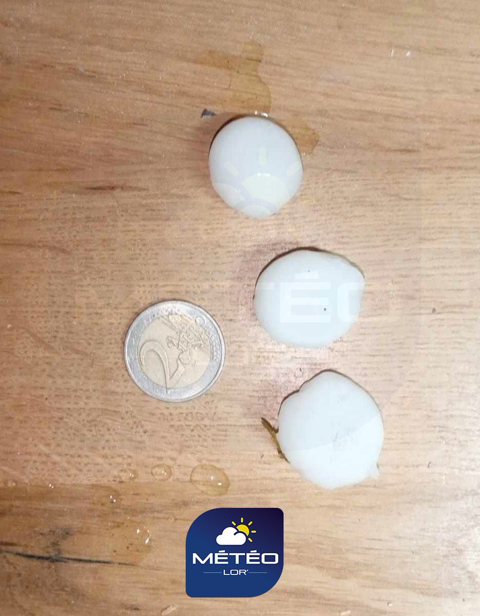Meteolor's tweet photo. ⚠️ Pagny-sur-Moselle : des grêlons de taille assez importante ont été observés. 

Merci à Audrey Q. pour le partage et prudence ! Grêle signalée également près de Metz. 

#meteo #lorraine https://t.co/SvbMVeYC0Z