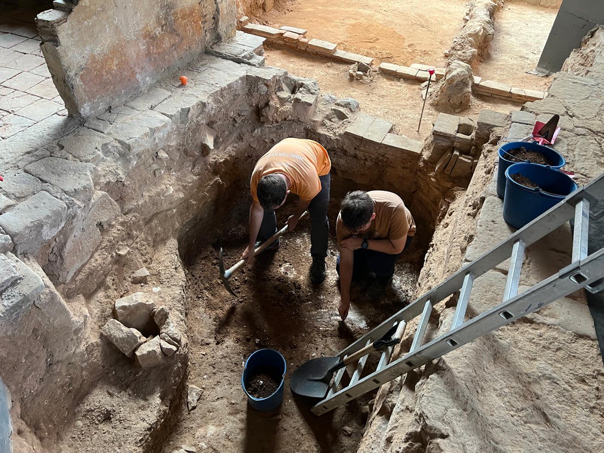 arqueologia_ub's tweet photo. Iniciem el segon torn de pràctiques al Born @ElBornCCM  un cop feta  la introducció històrica al conjunt, l'alumnat ja treballa en l'excavació de la casa Duran i en la recuperació d'evidències arqueobiològiques en el marc dels  projectes PaleoBarcino i Arqueobotn @arqueologiabcn https://t.co/SX1FQvWu4j