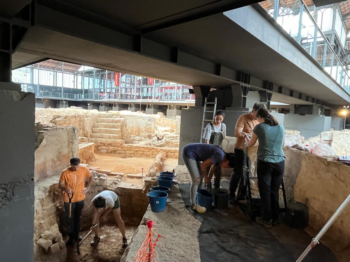 arqueologia_ub's tweet photo. Iniciem el segon torn de pràctiques al Born @ElBornCCM  un cop feta  la introducció històrica al conjunt, l'alumnat ja treballa en l'excavació de la casa Duran i en la recuperació d'evidències arqueobiològiques en el marc dels  projectes PaleoBarcino i Arqueobotn @arqueologiabcn https://t.co/SX1FQvWu4j