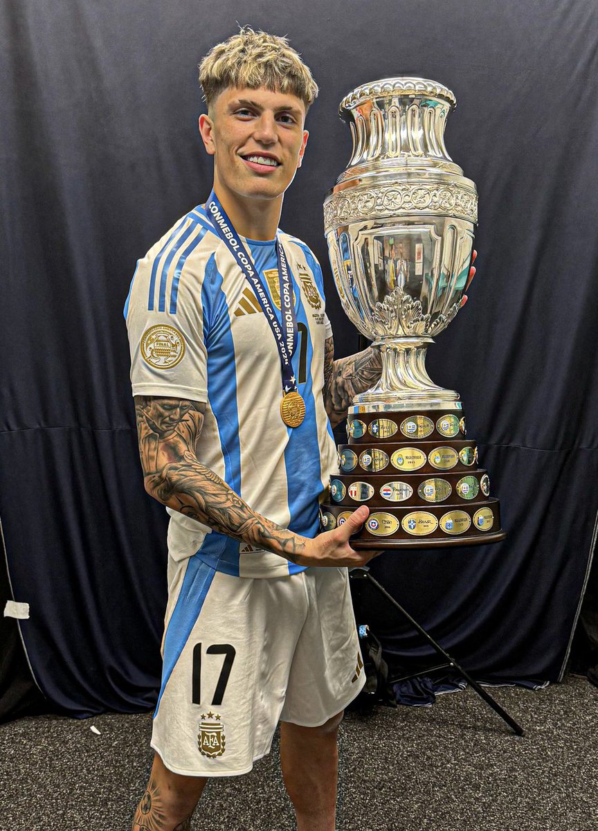 juegosimple__'s tweet photo. “Ahora hay que ganar otra Copa más, pero conmigo de figura”.

Firma: Alejandro Garnacho, con @NicolasOcchiato.

🚬 https://t.co/h15x4p4GRj