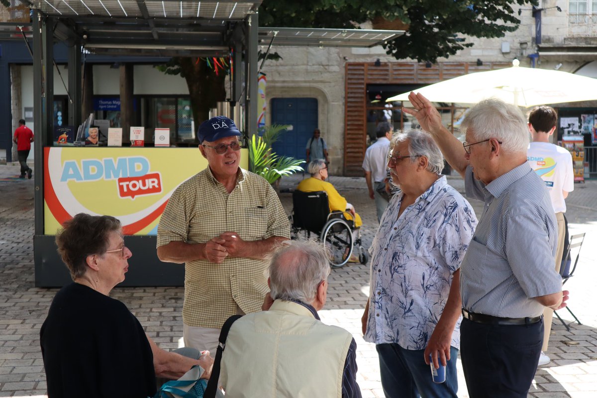 ADMDFRANCE's tweet photo. 👏🏻 Passage de l'#AdmdTour à #Périgueux
👩🏻 #FindeVie : les @jeunesadmd ouvrent le débat avec les citoyens sans le moindre tabou. 
⚖️ Des personnes de tous horizons soutiennent la légalisation de l’aide à mourir. Certains veulent avoir le choix pour eux-mêmes, tandis que beaucoup militent au nom d'un être cher. 
#Dordogne #Santé #Liberté