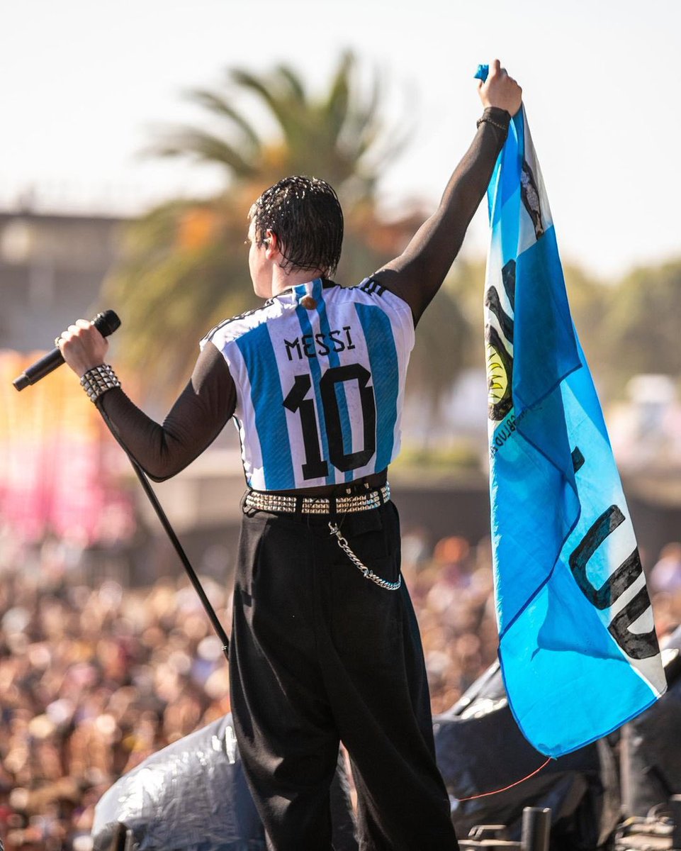 lollapaloozaar's tweet photo. BUENA SEMANA SOLO PARA LOS BICAMPEONES DE AMÉRICA 🇦🇷🇦🇷🇦🇷

¿A qué otro artista Lolla recordás usando la camiseta más linda del mundo? 🏆 https://t.co/FIKUerjQ45