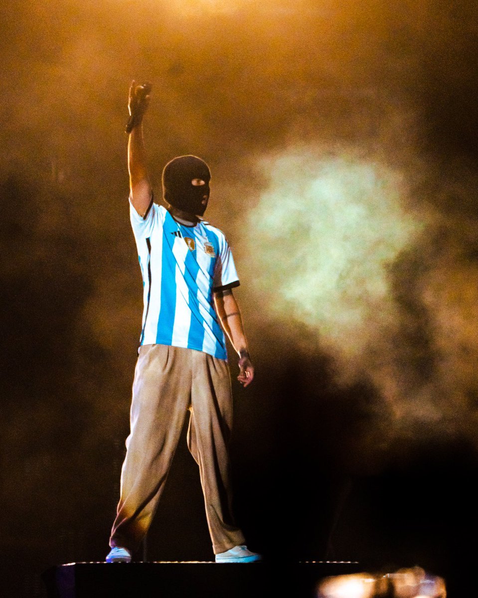 lollapaloozaar's tweet photo. BUENA SEMANA SOLO PARA LOS BICAMPEONES DE AMÉRICA 🇦🇷🇦🇷🇦🇷

¿A qué otro artista Lolla recordás usando la camiseta más linda del mundo? 🏆 https://t.co/FIKUerjQ45