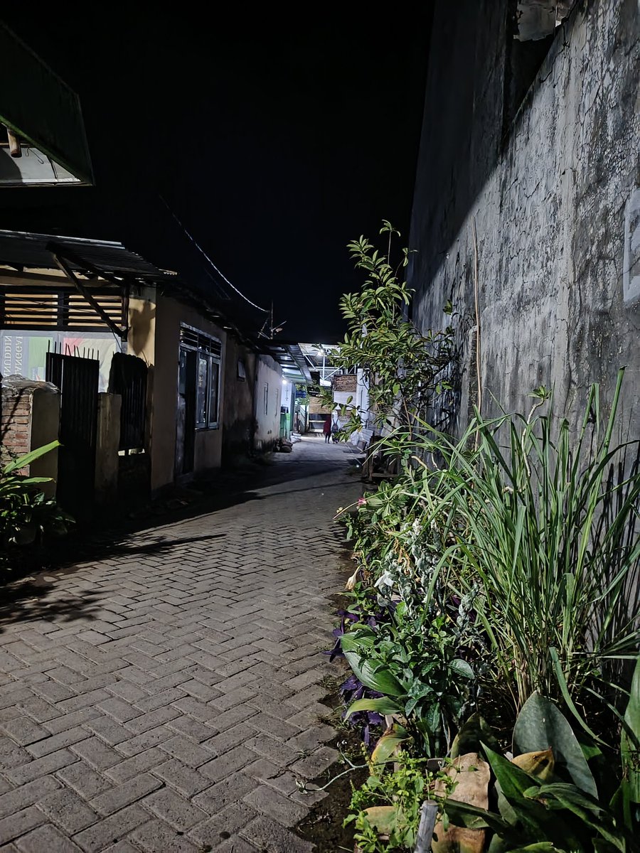 F_AliAkbar02's tweet photo. Doamu tak akan cukup, Pergilah dan wartakanlah pelukanKu. 
Agama sedang kedinginan dan kesepian. 
Dia merindukan pelukanmu ~ Jokpin https://t.co/EoAuj3KMH9