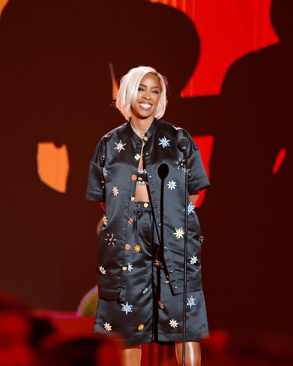 KELLYROWLAND's tweet photo. Thank You @Nickelodeon for having me! It was an honor to present my girl @serenawilliams with her Legend award! I love you
'Rena and am so proud of you! https://t.co/P2rnYBAv0I