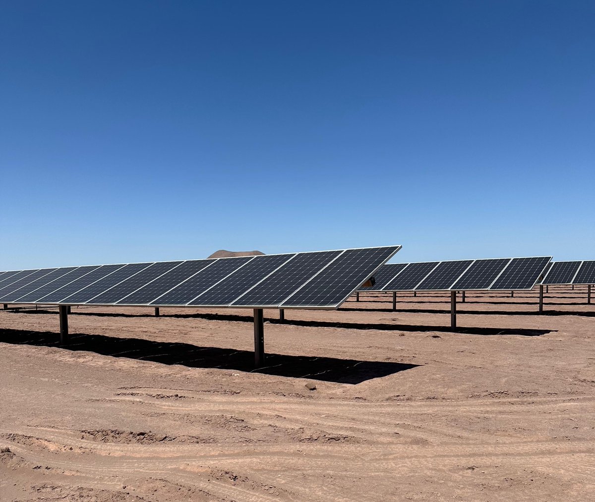 Transelec's tweet photo. 🔋⚡️#Transelec desarrollará su primer proyecto de almacenamiento a gran escala para @copec_cl: Será un sistema de baterías BESS para el parque fotovoltaico Granja Solar, que dará estabilidad a la generación y evitará vertimientos de energía.

👀Conoce más: https://t.co/Cihz5cJb6E
#RegiónDeTarapacá
