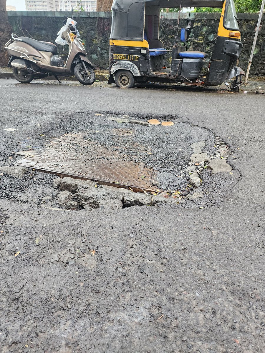 BollywoodBanda's tweet photo. Dear @mybmcWardRC : This pothole is from one of the busiest road in Borivali connecting Chikoowadi/Shimpoli Metro Stn near gavdevi ground. This pothole has been for more than a year and there has been numerous complaints.but no action taken https://t.co/7AajgBIVYY