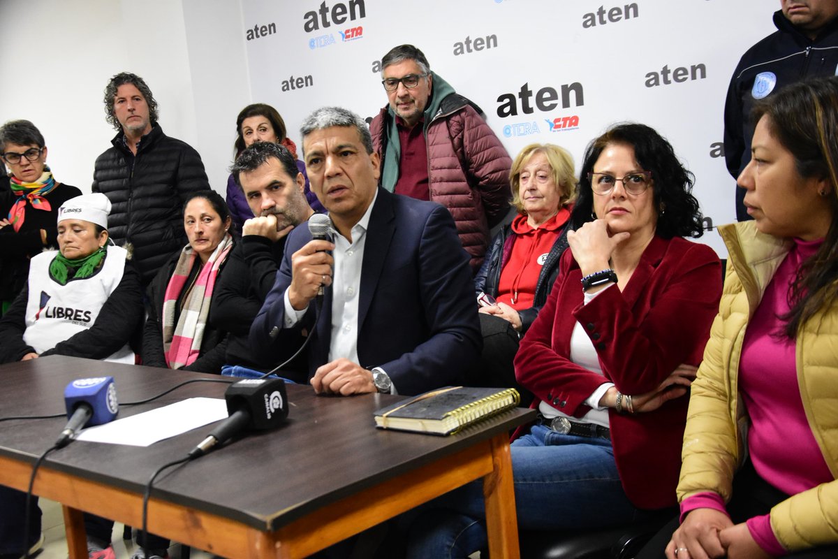 jesusescobarnqn's tweet photo. Vamos a echar de esta provincia las políticas de hambre y represivas de Milei. Esa es la razón por la que deben renunciar el ministro Castelli y el fiscal Vignaroli, porque han venido a desarrollar en la provincia de Neuquén, las políticas hambreadoras y represivas de Javier Milei y de Patricia Bullrich.

Hace 7 meses que el ministro Castelli está al frente del ministerio de Desarrollo Social, y tenemos el 50% de pobreza, casi el 60% de los adolescentes de los barrios más vulnerables están malnutridos y no ha tenido ni una política activa para enfrentar la pobreza y la miseria en los barrios de la provincia de Vaca Muerta. Por el contrario, montó este show mediático, ilegal y violento destinado a meter miedo a las personas que pasan hambre.