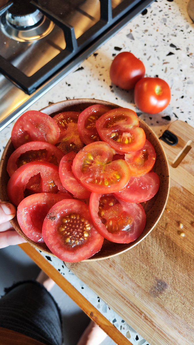 Tomaten uit de kas, nog warm van de zon. Snufje peper en zout. Meer hebben ze niet nodig!
