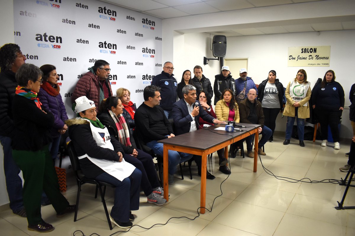 jesusescobarnqn's tweet photo. Vamos a echar de esta provincia las políticas de hambre y represivas de Milei. Esa es la razón por la que deben renunciar el ministro Castelli y el fiscal Vignaroli, porque han venido a desarrollar en la provincia de Neuquén, las políticas hambreadoras y represivas de Javier Milei y de Patricia Bullrich.

Hace 7 meses que el ministro Castelli está al frente del ministerio de Desarrollo Social, y tenemos el 50% de pobreza, casi el 60% de los adolescentes de los barrios más vulnerables están malnutridos y no ha tenido ni una política activa para enfrentar la pobreza y la miseria en los barrios de la provincia de Vaca Muerta. Por el contrario, montó este show mediático, ilegal y violento destinado a meter miedo a las personas que pasan hambre.