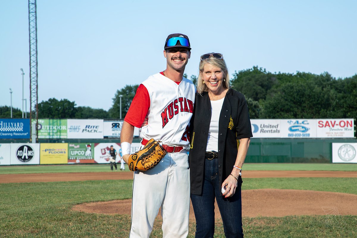 MissouriWestern's tweet photo. Check out our photo gallery from MWSU Night at @theSJmustangs at
https://t.co/hfNzwFUkVn
#MissouriWestern #SummerBaseball #GriffonProud #UncommonCharacter https://t.co/N3HUY4etmm