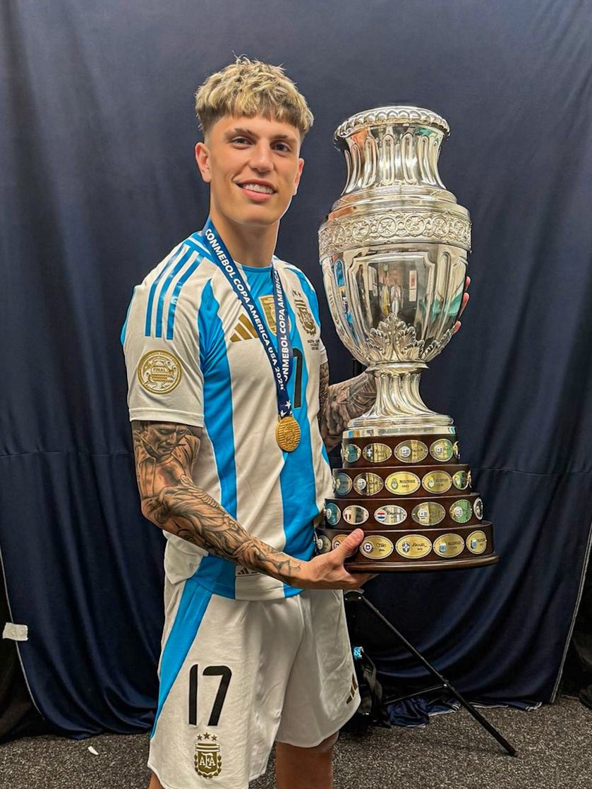 sudanalytics_'s tweet photo. “Quiero ganar otra copa más, siendo figura”.

Las palabras de Alejandro Garnacho. 🧠🇦🇷

Vía @NicolasOcchiato. https://t.co/Kw1MoTDMBw