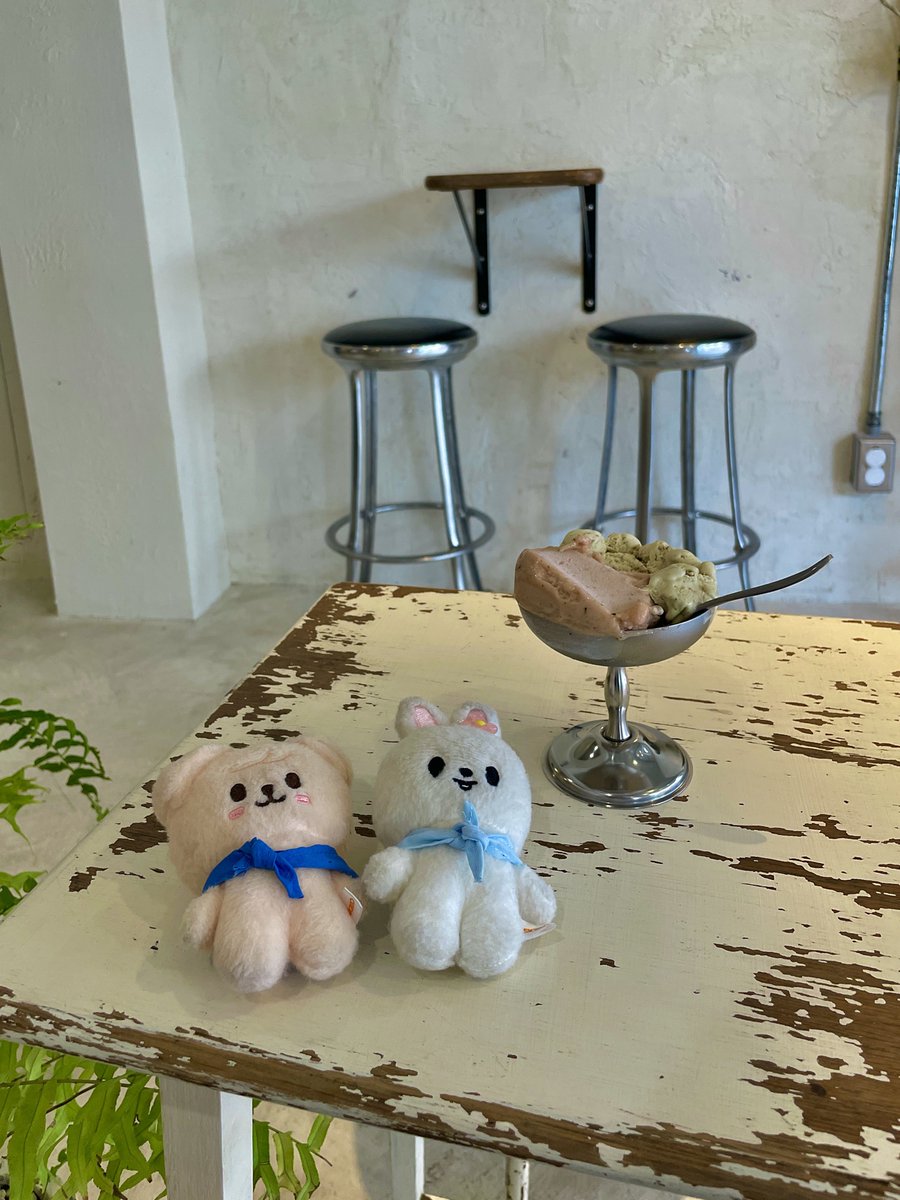 rororo_xoxo's tweet photo. 소파(so far) 성수

오픈한지 얼마 안된 젤라또와 커피를 파는 와인샵(?)

소금우유 젤라또에 올리브오일과 후추가 올라간 시그니처 메뉴와 대충 하나 노나먹으려고 했는데 1인 1메뉴라 추가로 더 시켜본 바질토마토 소르베와 피스타치오 젤라또

소금우유 베이스 젤라또에 올리브오일 후추 조합은 실패 없음.. 바질토마토도 가볍지 않으면서 맛있도 피스타치오는 아주 진득하니 고소한 맛이었다.

와인 종류도 좀 되었고 샹그리아와 젤라또 세트 구성도 적당한 가격에 판매중이었던듯

와인 러버 우리팀 언니는 소금유유젤라또 하나로 와인한병 삽가능이라는데 술찔인 그런거 모르겠고 나중에 젤라또+쿠키 조합으로 먹어봐야지 😚