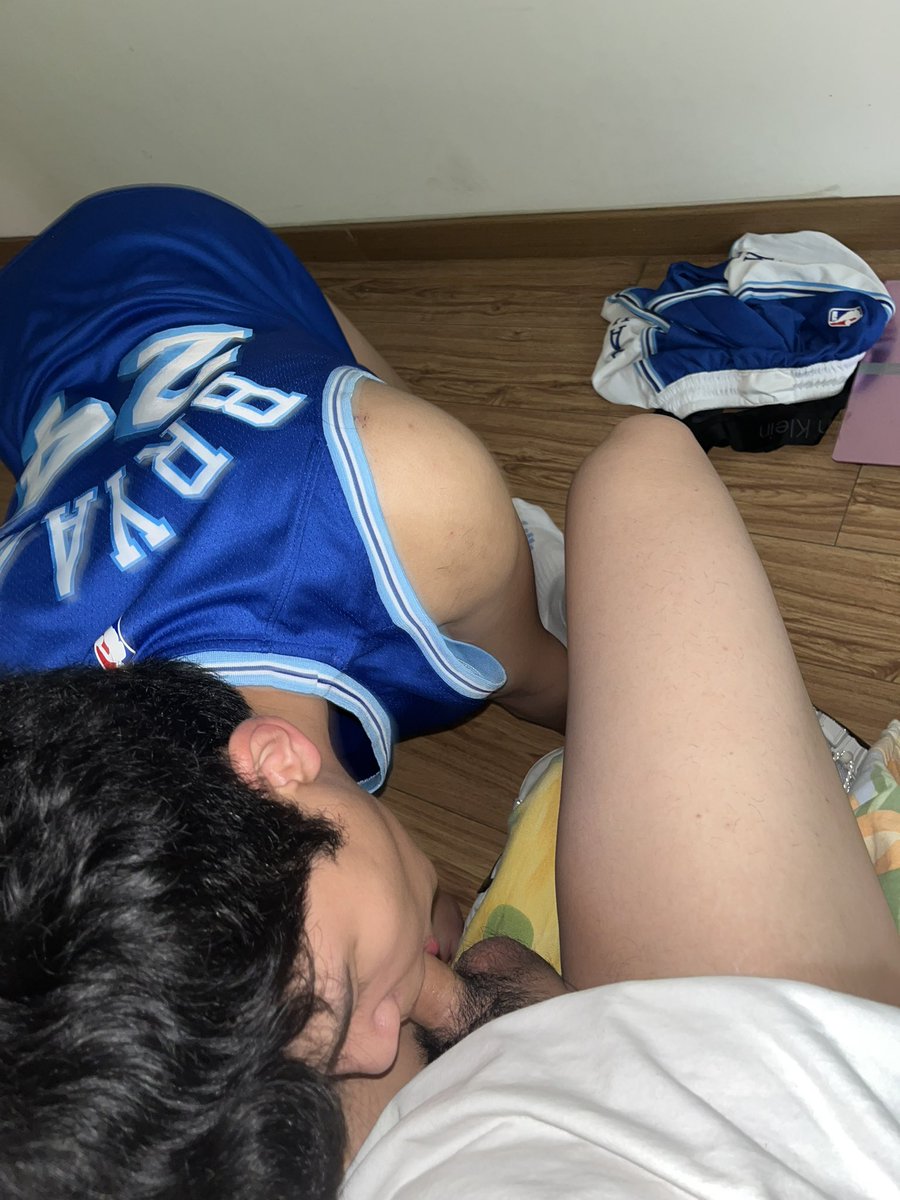 1s4822's tweet photo. 骚逼学长 晚上看见我打完球 跟我一路求着我玩他 要做老子的狗 在宿舍里面不敢出声 小声粗口骚逼 贱狗爽到不行了都不敢发出声音
想看的关注转推 https://t.co/AGXt1OLSxH