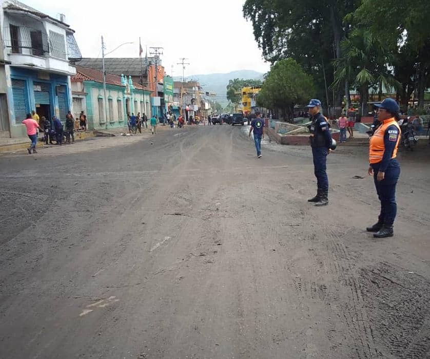 En virtud de garantizar la seguridad de todos, la <a href="/PNBVzla/">Cuerpo de Policía Nacional Bolivariana.</a> en el estado Sucre se encuentra desplegada en las calles de Cumanacoa reforzando la presencia policial y manteniendo despejadas las vías y facilitar el trabajo de recuperación de la ciudad.

#CrecimientoProductivo