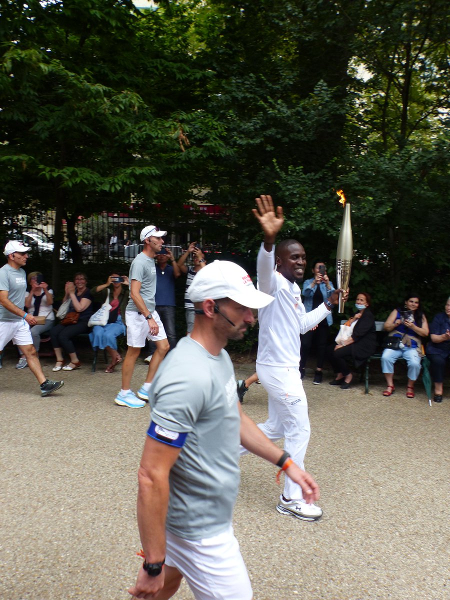 petitesteph's tweet photo. Passage de la flamme olympique aux Buttes Chaumont! 🔥🎊👏 #JeuxOlympiques2024 https://t.co/gqQ9oTpGkZ