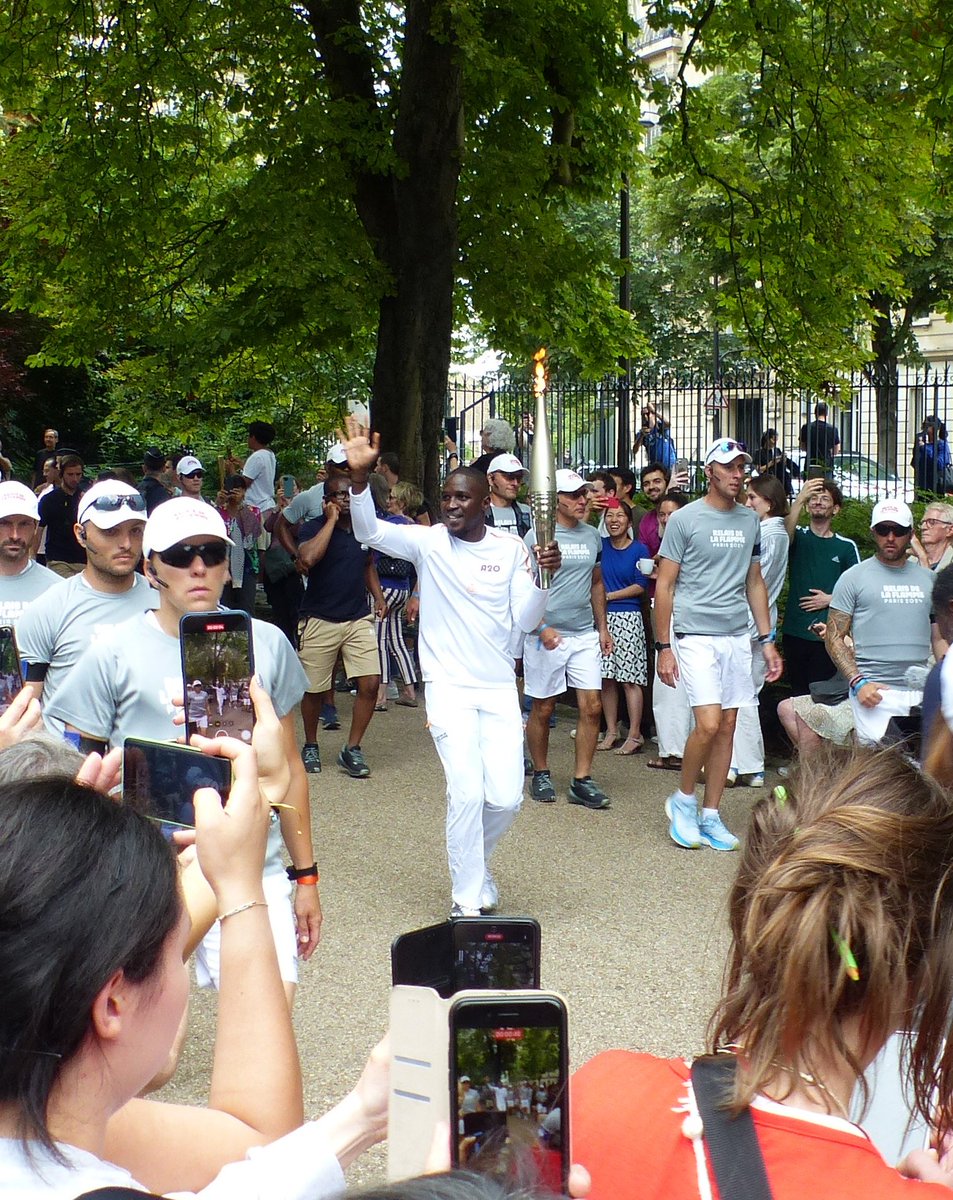 petitesteph's tweet photo. Passage de la flamme olympique aux Buttes Chaumont! 🔥🎊👏 #JeuxOlympiques2024 https://t.co/gqQ9oTpGkZ