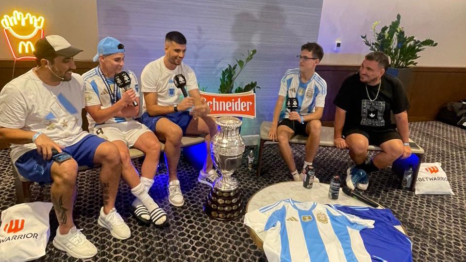 AFAestudio's tweet photo. ¡LA MADRUGADA DE LOS CAMPEONES! 🏆 Reviví la intimidad del festejo de @Argentina en la concentración del hotel en Miami.

🎙 Con las voces de Julián, Taglia, Alexis, Enzo, Nico González y toda la familia de la selección. ❤🇦🇷

🔴 https://t.co/sZIjSoIcCu https://t.co/HM8j7mk459