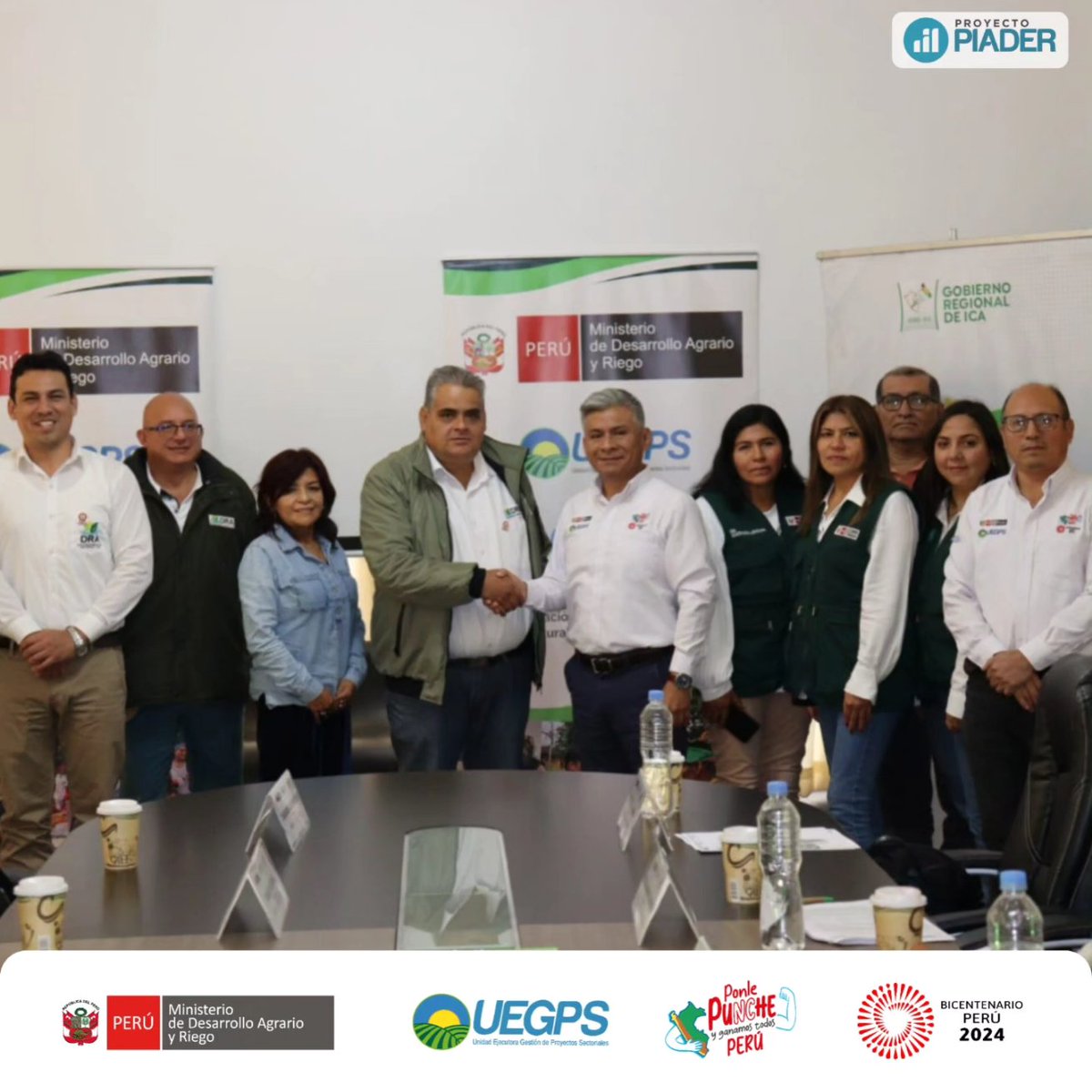 Uegps_Midagri's tweet photo. #AhoraPIADER 🌿 
Desde Ica, autoridades del #ProyectoPIADER del @midagriperu sostienen reunión con autoridades de la #DRAIca con la finalidad de articular esfuerzos para la ejecución de la ESCO con el cultivo maíz amarillo duro.
.
.
.
#MIDAGRI #UEGPS #PIADER #ESCO #ICA #PERÚ https://t.co/10Dlrmeo4n