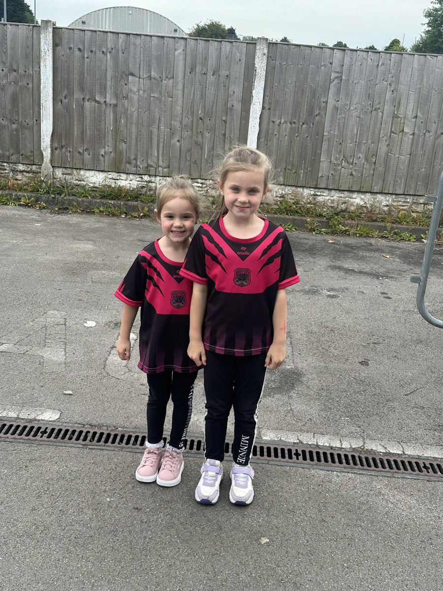 sueellen25's tweet photo. These 2 joining in doing a bleep test raising money for Aaron’s rugby team @BHCohort3031 @BHCohort2729 https://t.co/jWzaF0n331