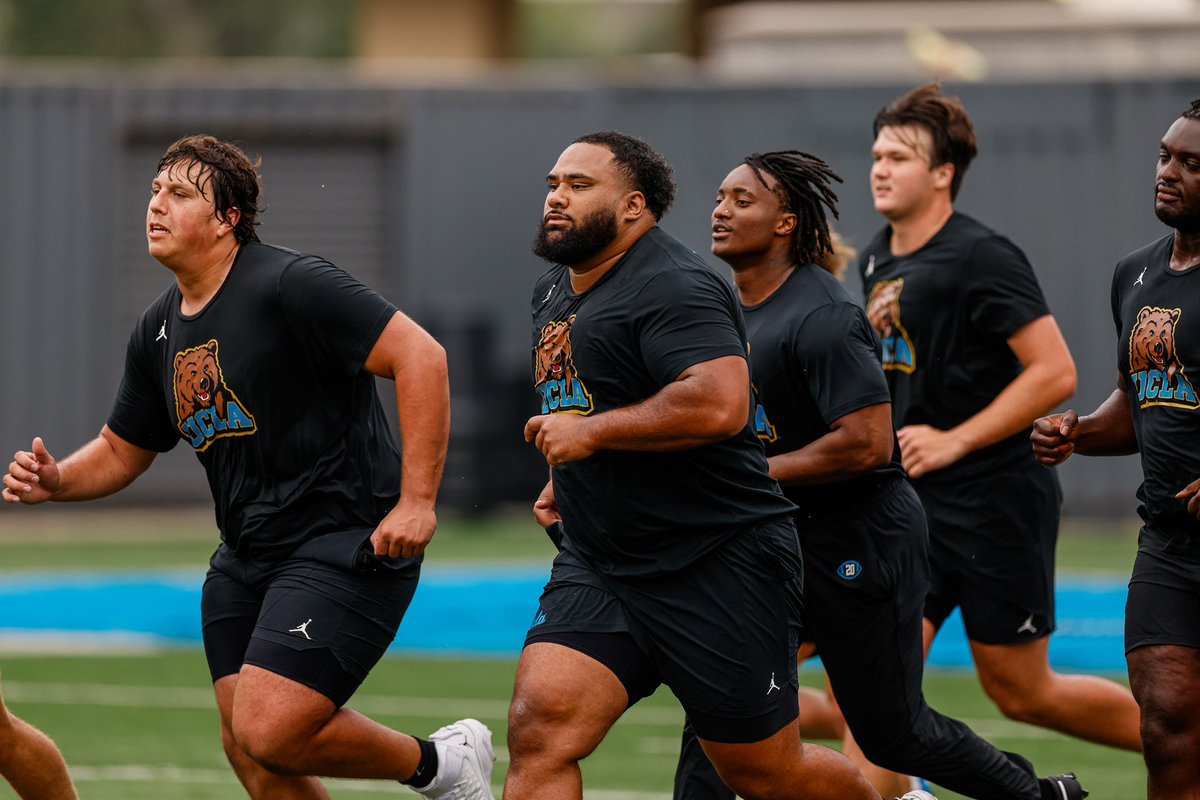 UCLAFootball's tweet photo. Ready to attack the week! 💪 #DRE https://t.co/bULSOmUq9m