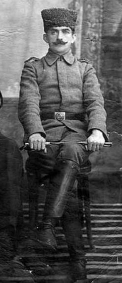 HarpCografyasi's tweet photo. Her 15 Temmuz'da içimi yakan iki isim...
Biri 15 Temmuz 1921, diğeri 15 Temmuz 2016.
95 yıl arayla, varlığını Türk varlığına armağan eden iki yiğit Türk subayı;
Miralay Mehmet Nazım ve Miralay Sait Ertürk.
İkisini de anacak, ikisini de dünya durdukça yaşatacağız.
Ve o ikisi yaşadıkça genç Türk subayları şundan emin olacak:
"Tek aidiyetimiz yüce Türk milleti oldukça, ettiğimiz yemine sadık kaldıkça bu millet de bizi asla unutmayacak, kalbinde yaşatacak!"
Ruhunuz şâd olsun. Tanrı bizi de karşınıza alnımız açık, başımız dik çıkmayı nasip etsin.
Vatan, millet sağ olsun!🇹🇷💐