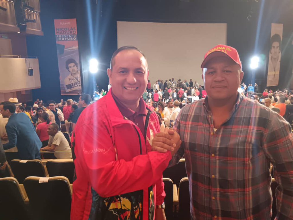 Cumpliendo instrucciones de nuestro presidente <a href="/NicolasMaduro/">Nicolás Maduro</a> a esta hora saliendo al estado Zulia con el Ministro de Transporte Ramón Velasquez Araguayan. Hoy es el lanzamiento del Plan Nacional de Vialidad Agrícola y Comunal. Vamos a iniciar un proyecto de asfaltado en una