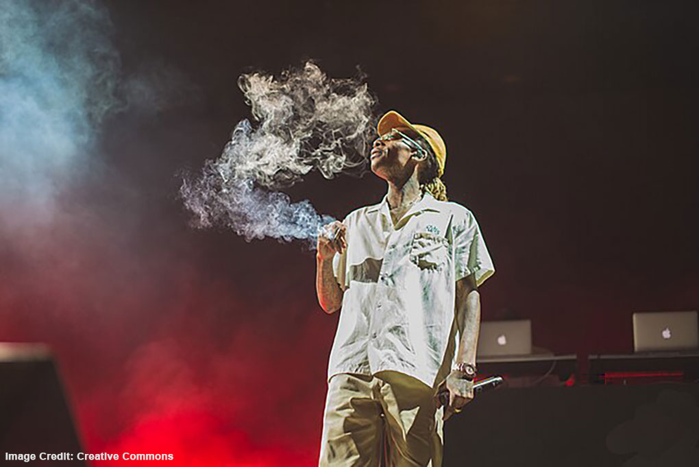 PotCultureMag's tweet photo. ๐จ#LunchEdition: Wiz Khalifa busted in Romania! ๐จ Dive into the hard-hitting details of his arrest and the cultural clash over cannabis laws. Full story now live: https://t.co/yIPwEziqRo #WizKhalifa #CannabisLaws #PotCultureMagazine #StonerFam #Romania #CannabisCommunity https://t.co/eZVZfvmY38