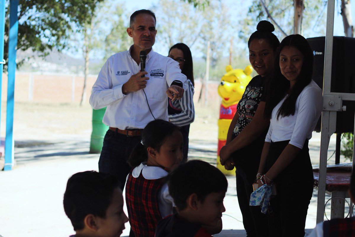 El director del Centro Estatal de Participación Ciudadana, Daniel Muñoz, platicó con alumnos y padres de familia para conocer sus necesidades en materia de educación y canalizar sus propuestas y proyectos a los consejos ciudadanos. #Contigo impulsamos la participación ciudadana.