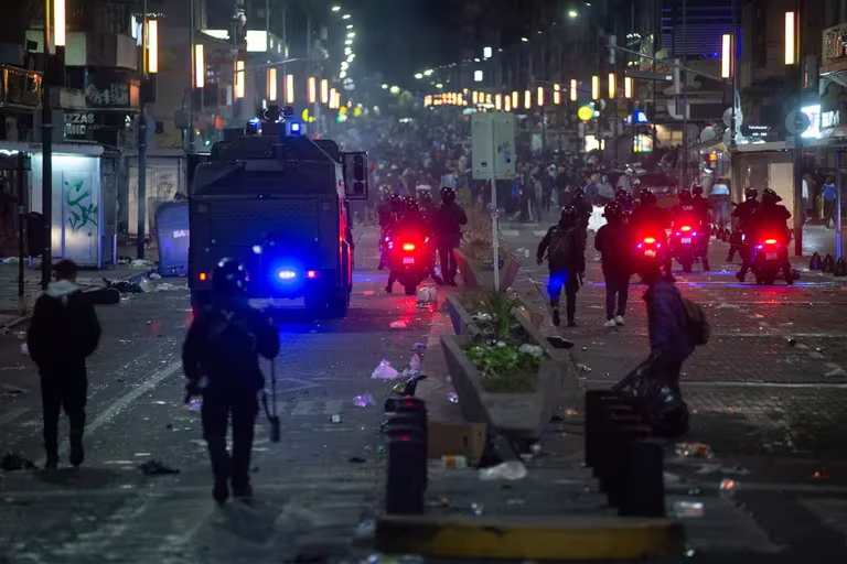 ArrepentidosLLA's tweet photo. Le hicieron un cordón policial al Obelisco y les tiraron agua con 2 grados, no se puede ser tan antipueblo https://t.co/ilH1PdhU9E