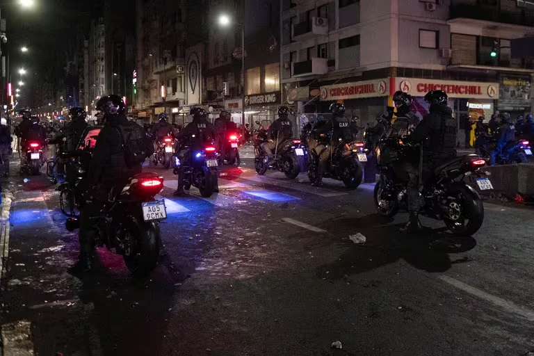 ArrepentidosLLA's tweet photo. Le hicieron un cordón policial al Obelisco y les tiraron agua con 2 grados, no se puede ser tan antipueblo https://t.co/ilH1PdhU9E
