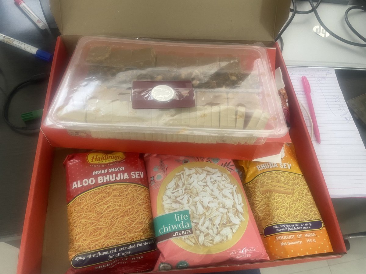 आपकी औकात से ज़्यादा जीवन में आपको कोई नहीं देगा।अनंत अंबानी की शादी में मुकेश अंबानी ने अपने कर्मचारियों को आलू भुजिया दी क्योंकि उनकी आलू भुजिया खरीदने की औकात है|वहीं मुकेश अंबानी ने कुछ स्पेशल गेस्ट को 2करोड़ की घड़ी दी क्योंकि उनकी वह घड़ी खरीदने की औकात है
#AmbaniWedding