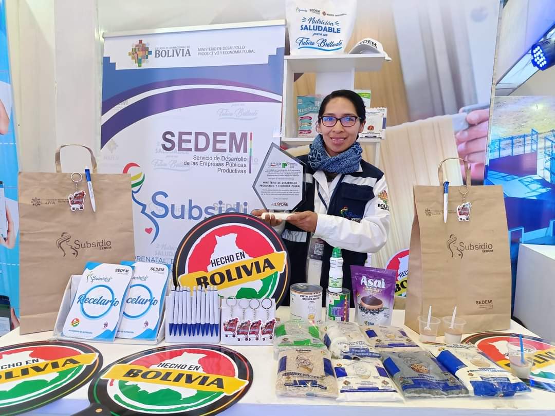 SubsidioSedem's tweet photo. #BoliviaEsIndustrialización, del Ministerio de Desarrollo Productivo y Economía Plural, en la 7ma version de #LaPazExpone. Reconocimiento, 𝐩𝐨𝐫 𝐥𝐚 𝐩𝐫𝐞𝐬𝐞𝐧𝐭𝐚𝐜𝐢𝐨́𝐧 𝐝𝐞 𝐩𝐫𝐨𝐝𝐮𝐜𝐭𝐨 /𝐬𝐞𝐫𝐯𝐢𝐜𝐢𝐨 𝐞 𝐢𝐧𝐭𝐞𝐫𝐚𝐜𝐜𝐢𝐨́𝐧 𝐜𝐨𝐧 𝐞𝐥 𝐯𝐢𝐬𝐢𝐭𝐚𝐧𝐭𝐞. https://t.co/VgAY2SyQpU
