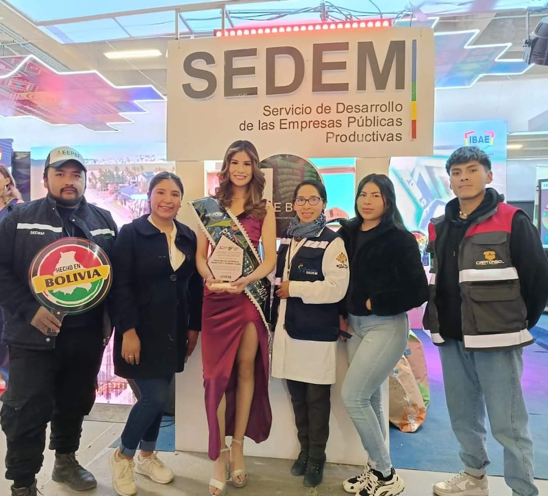 SubsidioSedem's tweet photo. #BoliviaEsIndustrialización, del Ministerio de Desarrollo Productivo y Economía Plural, en la 7ma version de #LaPazExpone. Reconocimiento, 𝐩𝐨𝐫 𝐥𝐚 𝐩𝐫𝐞𝐬𝐞𝐧𝐭𝐚𝐜𝐢𝐨́𝐧 𝐝𝐞 𝐩𝐫𝐨𝐝𝐮𝐜𝐭𝐨 /𝐬𝐞𝐫𝐯𝐢𝐜𝐢𝐨 𝐞 𝐢𝐧𝐭𝐞𝐫𝐚𝐜𝐜𝐢𝐨́𝐧 𝐜𝐨𝐧 𝐞𝐥 𝐯𝐢𝐬𝐢𝐭𝐚𝐧𝐭𝐞. https://t.co/VgAY2SyQpU