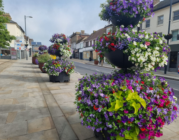 5 town councils to receive £92,000 each of gov grant to improve high streets and town centres.#UKSPF 
They'll also receive £29,600 to support various community and cultural projects across our towns to build a brighter future together.  Find out morehttps://ow.ly/4mmK50SBwgZ