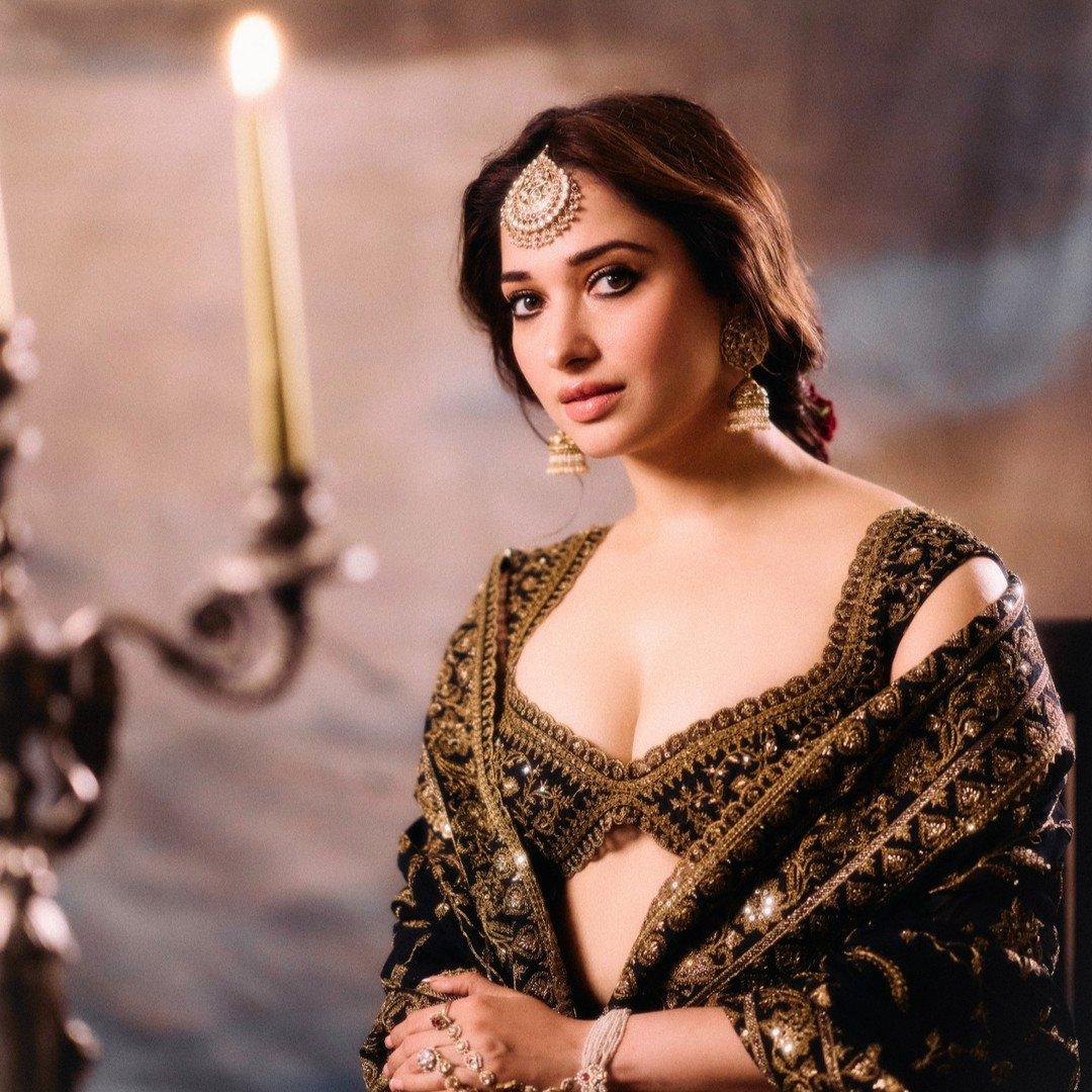ArijitM28107122's tweet photo. Tam did it hurt when you fell from heaven ? 😇🥰
Oh Tam, You are an Apsara 🫠❤
Else how can anybody be so damn beautiful 🔥😍
#Tamannaah #TamannaahBhatia #GoddessOnEarth https://t.co/IVSbdvR4fJ