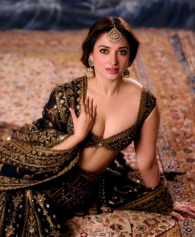 ArijitM28107122's tweet photo. Tam did it hurt when you fell from heaven ? 😇🥰
Oh Tam, You are an Apsara 🫠❤
Else how can anybody be so damn beautiful 🔥😍
#Tamannaah #TamannaahBhatia #GoddessOnEarth https://t.co/IVSbdvR4fJ