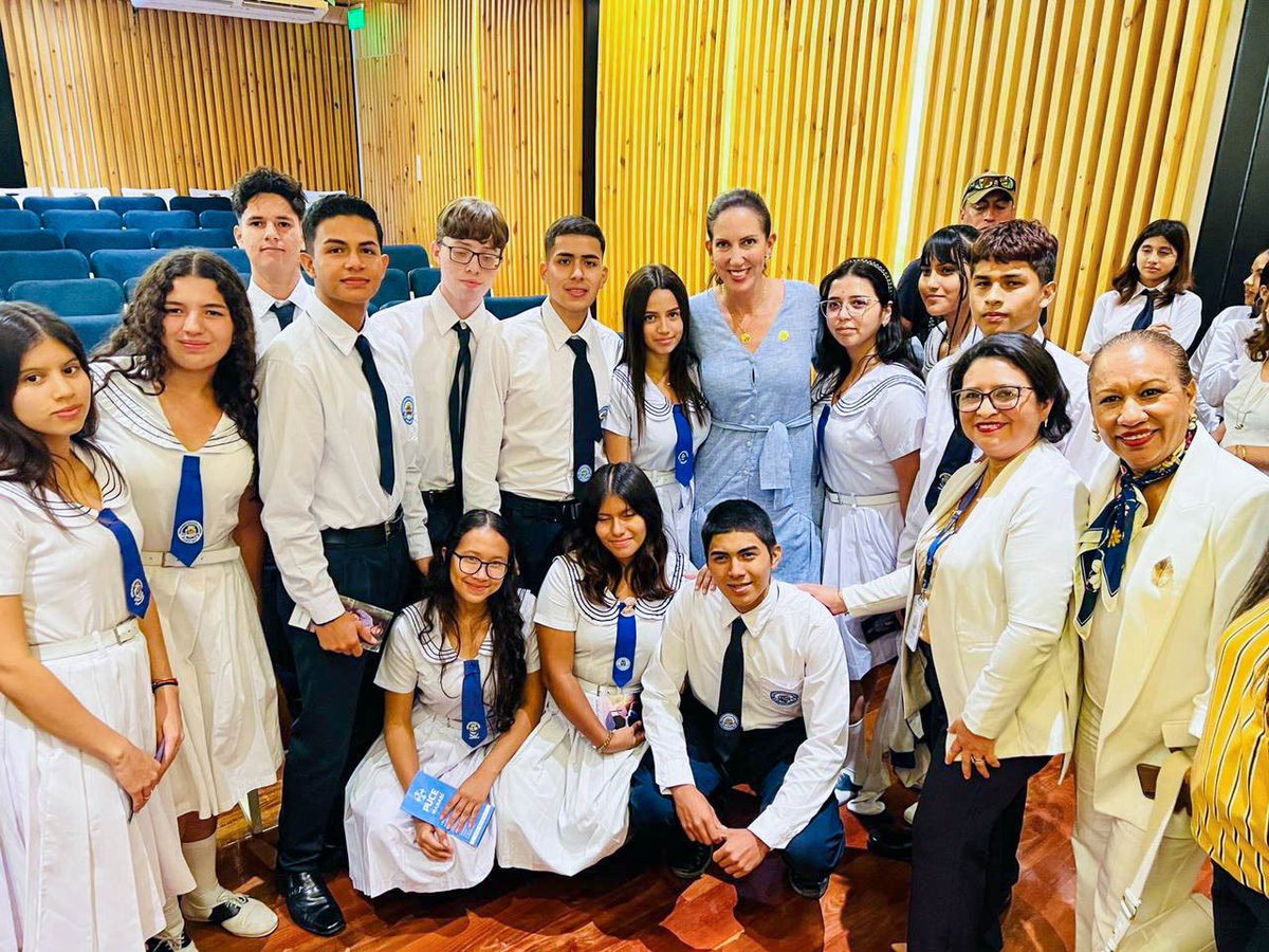 [MANABÍ] ¡Excelente noticia para la educación en el cantón Portoviejo! 

🎓📚 Con la presencia de la ministra <a href="/AlegriaCrespo/">Alegría Crespo Cordovez</a> se firmó un convenio de cooperación interinstitucional con la <a href="/PUCE_Manabi/">PUCE MANABÍ</a>. Este acuerdo beneficiará a 120 estudiantes de Bachillerato con becas de estudio