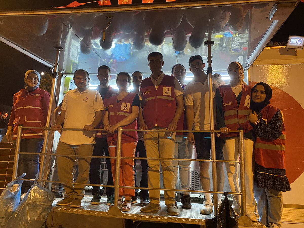 genckizilay67's tweet photo. 🇹🇷

Türk Kızılay Zonguldak Şubemiz ile birlikte 15 Temmuz Demokrasi ve Milli Birlik gününde Zonguldak Valiliğimizin Madenci Anıtı'nda düzenlemiş olduğu anma programına ikram aracımız ile katılım sağlayarak vatandaşlarımıza ikram dağıtımı gerçekleştirdik. https://t.co/Dg3P0GSF3A