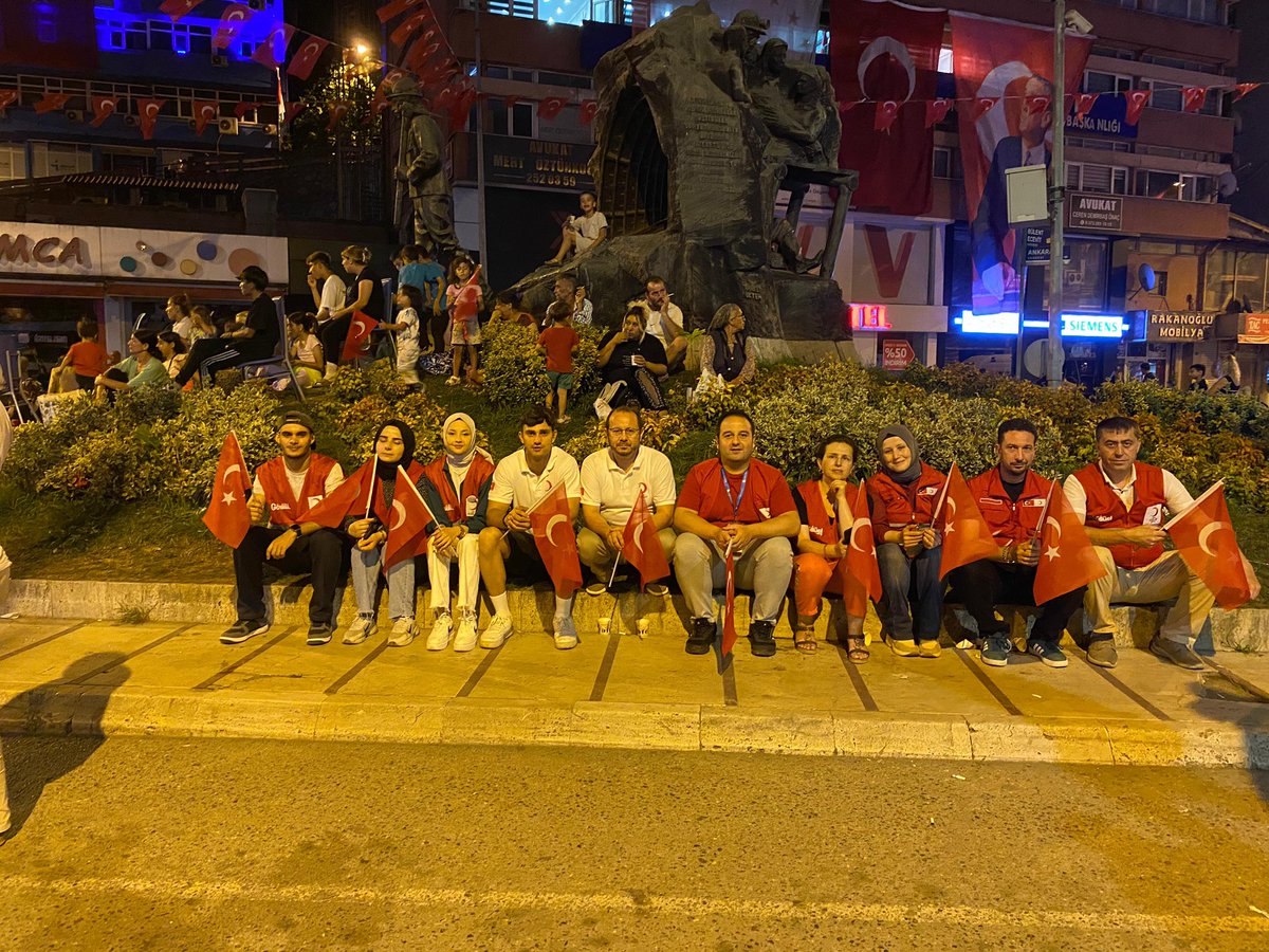 genckizilay67's tweet photo. 🇹🇷

Türk Kızılay Zonguldak Şubemiz ile birlikte 15 Temmuz Demokrasi ve Milli Birlik gününde Zonguldak Valiliğimizin Madenci Anıtı'nda düzenlemiş olduğu anma programına ikram aracımız ile katılım sağlayarak vatandaşlarımıza ikram dağıtımı gerçekleştirdik. https://t.co/Dg3P0GSF3A