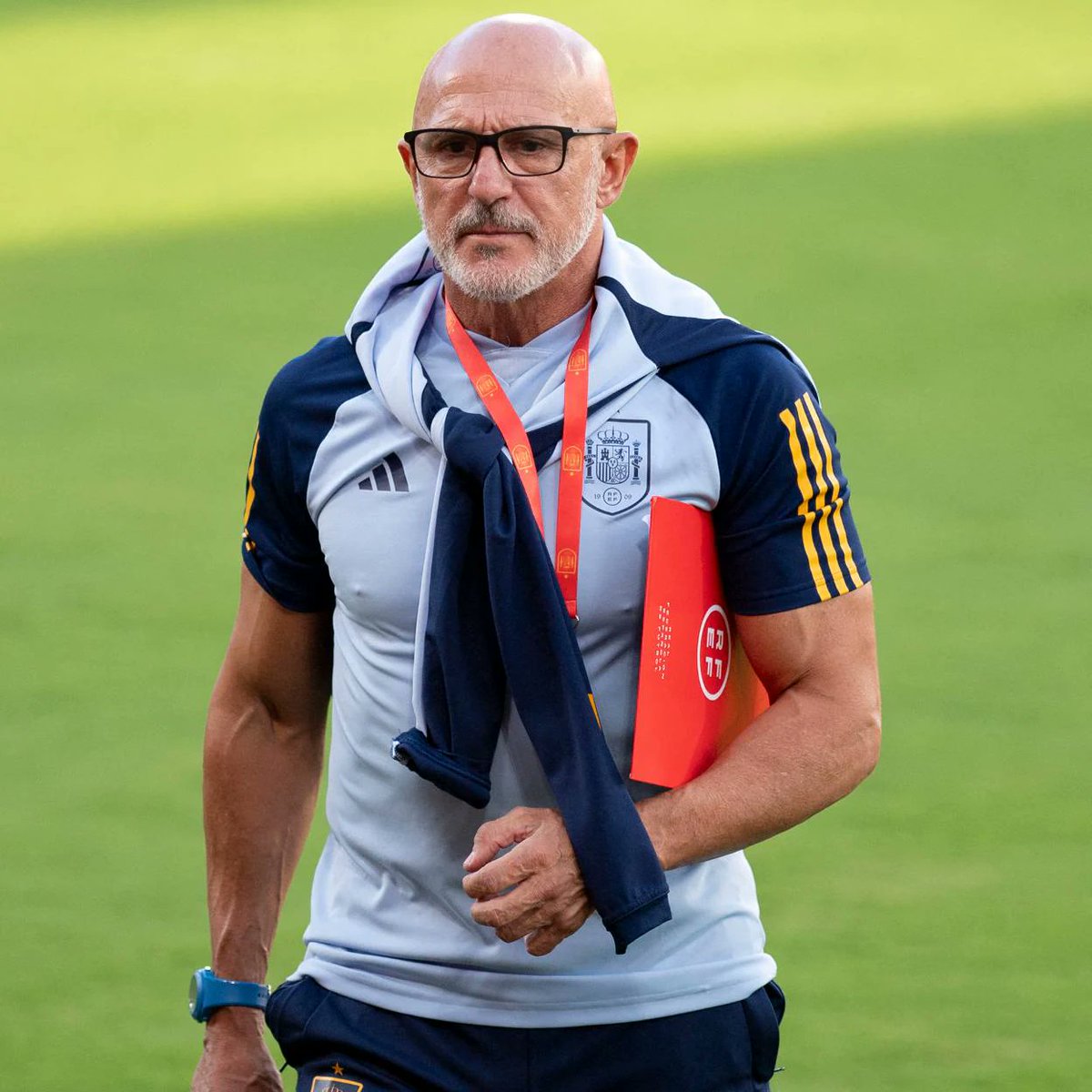 RevenRV's tweet photo. Español de pura cepa
Lo que le falta de pelo le sobra de músculo
Madurito resultón
Creyente
Fan de Julio Iglesias
7 de 7 victorias 
Cuñao de época
Tiene un equipo de fachas

El entrenador que todos queremos. https://t.co/9iIT0i7GsT
