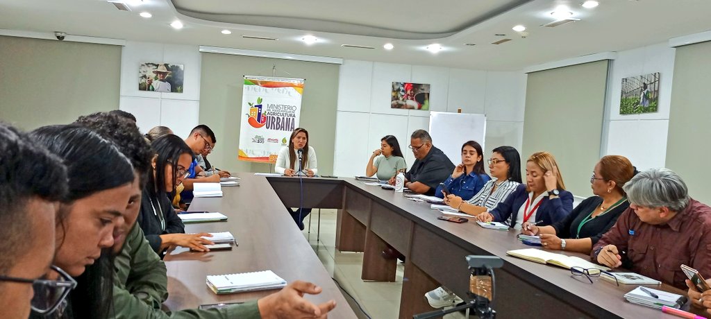 Viceagrourbana's tweet photo. 🌱 Ministra @jhoagaby sostiene videoconferencia con directores y coordinadores estadales del #Minppau, @ciara_minppau y @Corpoagrourbana, afinando detalles para la atención oportuna de los agrourbanos en el territorio.

@NicolasMaduro

#CrecimientoProductivo https://t.co/DOWZx29JRB