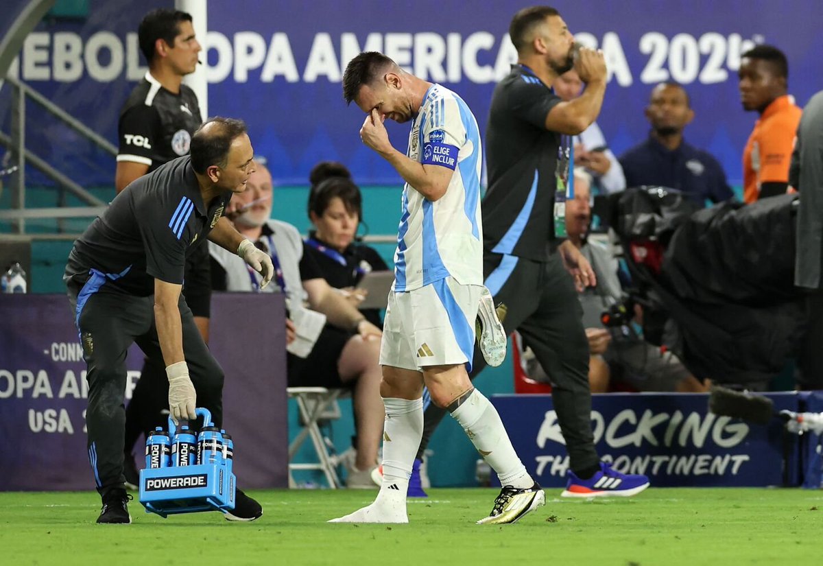 Cr7stianismo_'s tweet photo. De 8 finales que ha jugado Lionel Messi con Argentina, solo ha sido capaz de marcar en una.

Y los goles fueron un penalti inexistente y un gol con 14 jugadores argentinos en el campo.

La gran mentira del fútbol. El jugador más sobrevalorado de la historia. https://t.co/lPlP7tXdoR