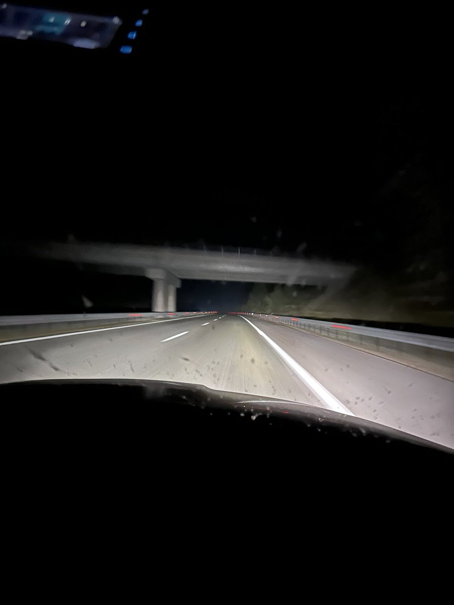 oyelkencioglu's tweet photo. Otoban evet otoban, sönük kedigözleri ve ışık olmadan yüzlerce km. Meşhur puu tepkimle vedalaşıyoruz https://t.co/uLV0sPUA6b