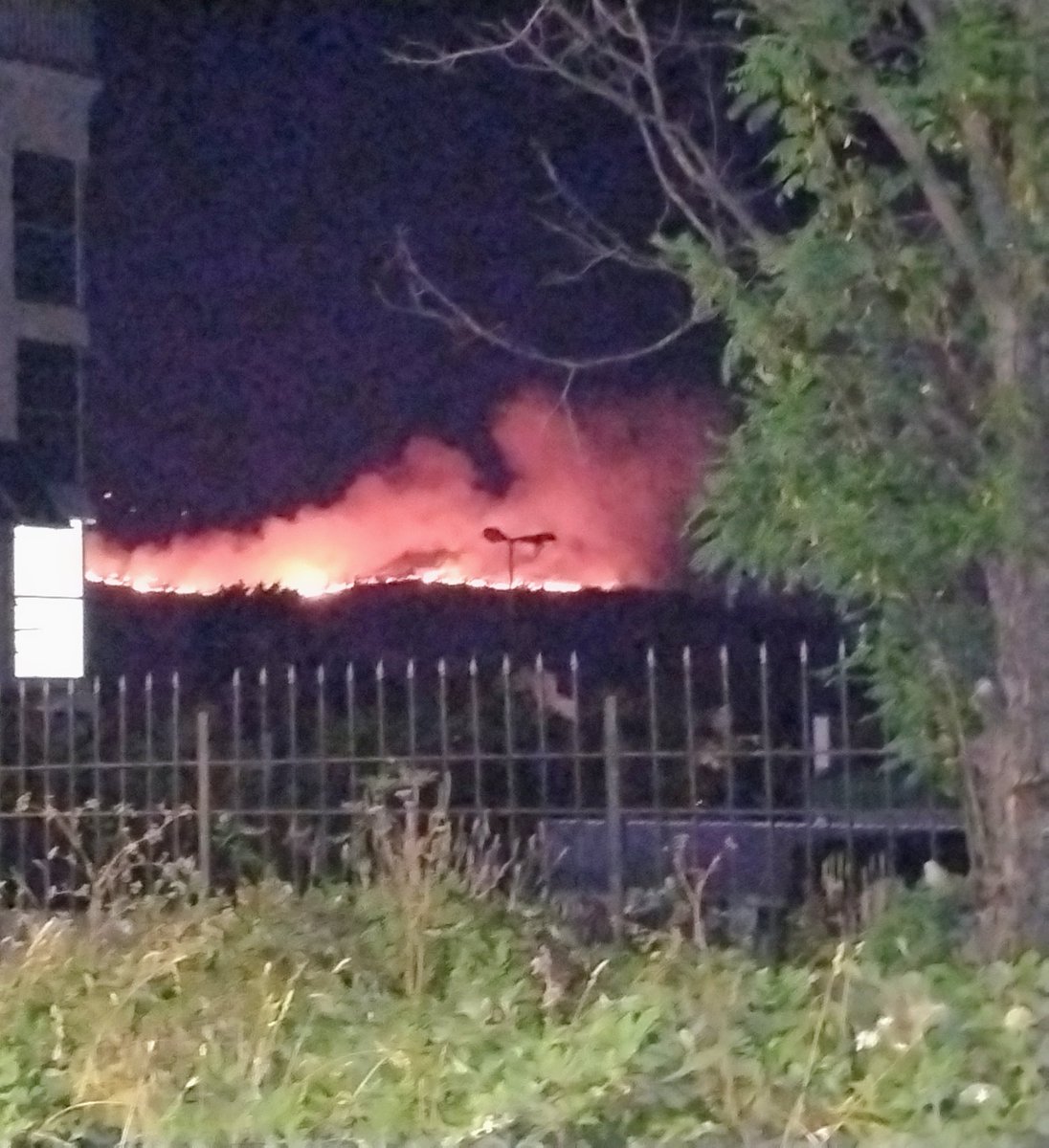 не е можно колкава стока народ сме, ова само не се запали. 
моментално горат хектари шума околу Битола