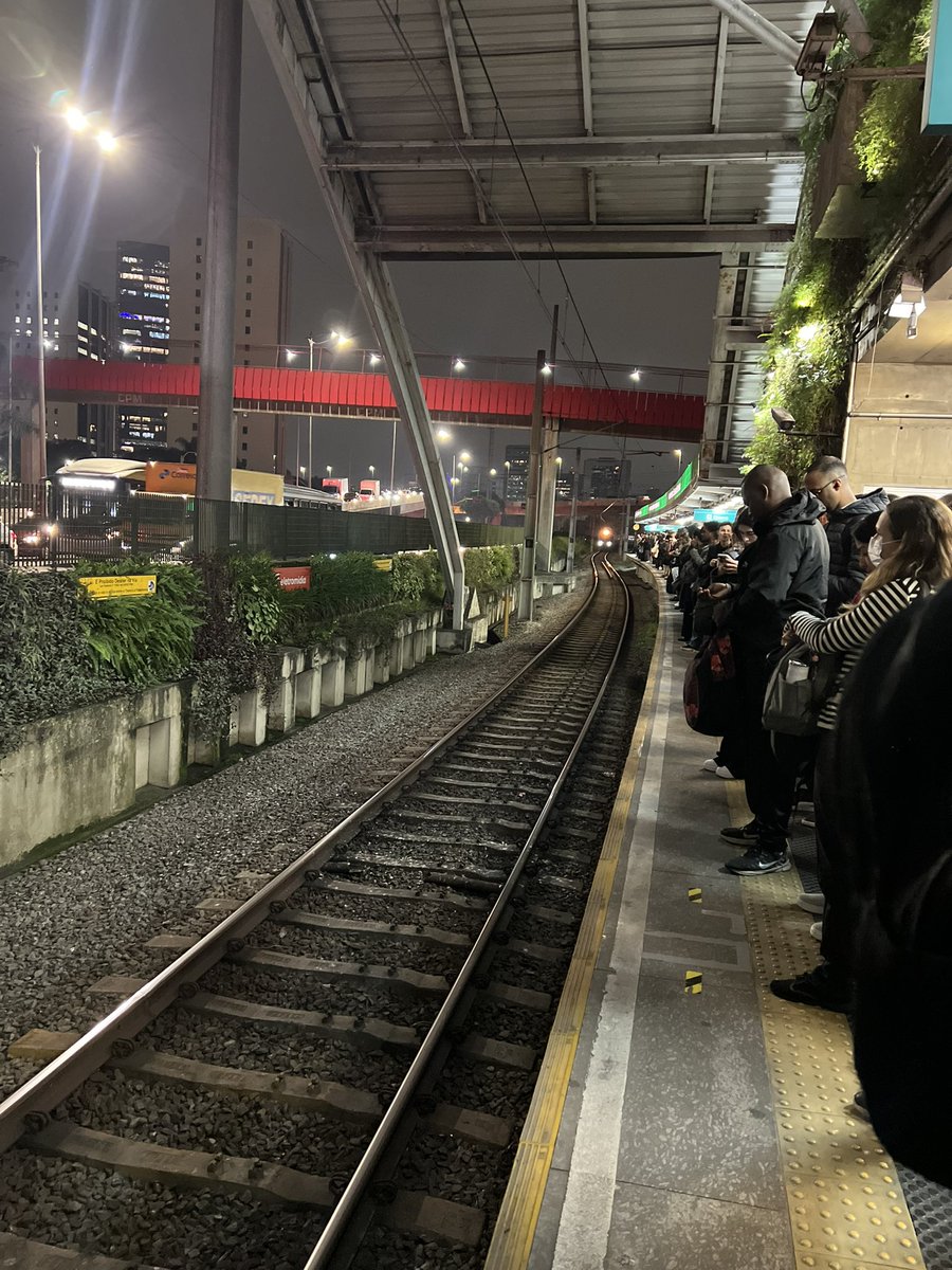 DiariodaCPTM's tweet photo. Hora de sofrer um pouco na ViaMobilidade: embarquei em Vila Olímpia com destino a Osasco. Mesmo entrando e ficando compactado, para piorar, o ar-condicionado do trem estava quebrado, com algumas pessoas passando mal e outras transpirando muito. É inacreditável que as pessoas sejam transportadas como indigentes. Em Pinheiros, trocamos de carro, onde o ar-condicionado estava funcionando.