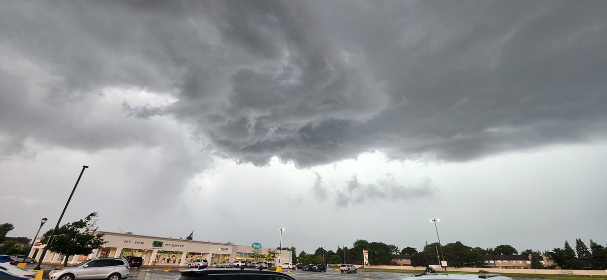 GGScriver's tweet photo. Eyes to the skies #ottawa very strange clouds forming over Orleans @ctvottawa @YOW_Weather @mattskubeCTV https://t.co/Co8kR8vAqn