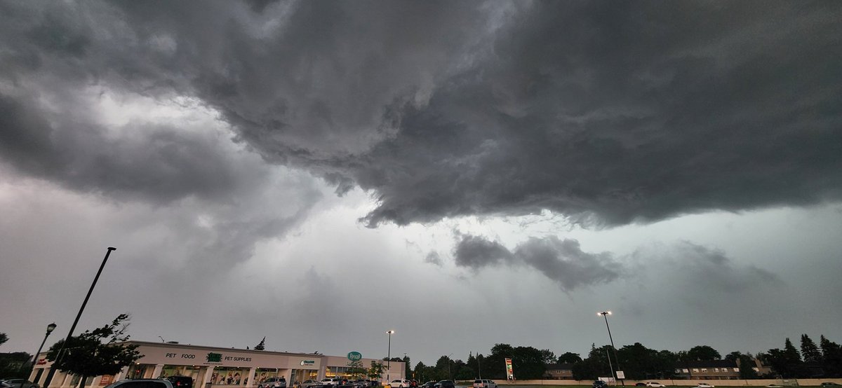 GGScriver's tweet photo. Eyes to the skies #ottawa very strange clouds forming over Orleans @ctvottawa @YOW_Weather @mattskubeCTV https://t.co/Co8kR8vAqn