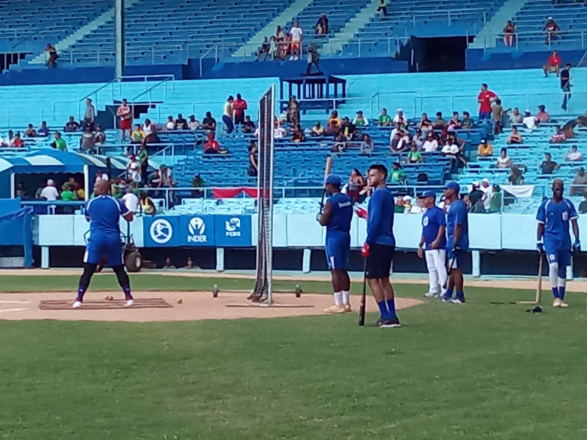 Roilancu1's tweet photo. Compartiendo ya el entrenamiento con nuestro aguerrido  Equipo de #Industriales.
El Tanque Tomás y Alfredo Rodríguez, nos confirman un estado de ánimo muy positivo.
Leones al combate.
Con ustedes hasta el Final. 
Arriba #Team505 
#LaHabanaViveEnMí https://t.co/61pxFm2OSJ